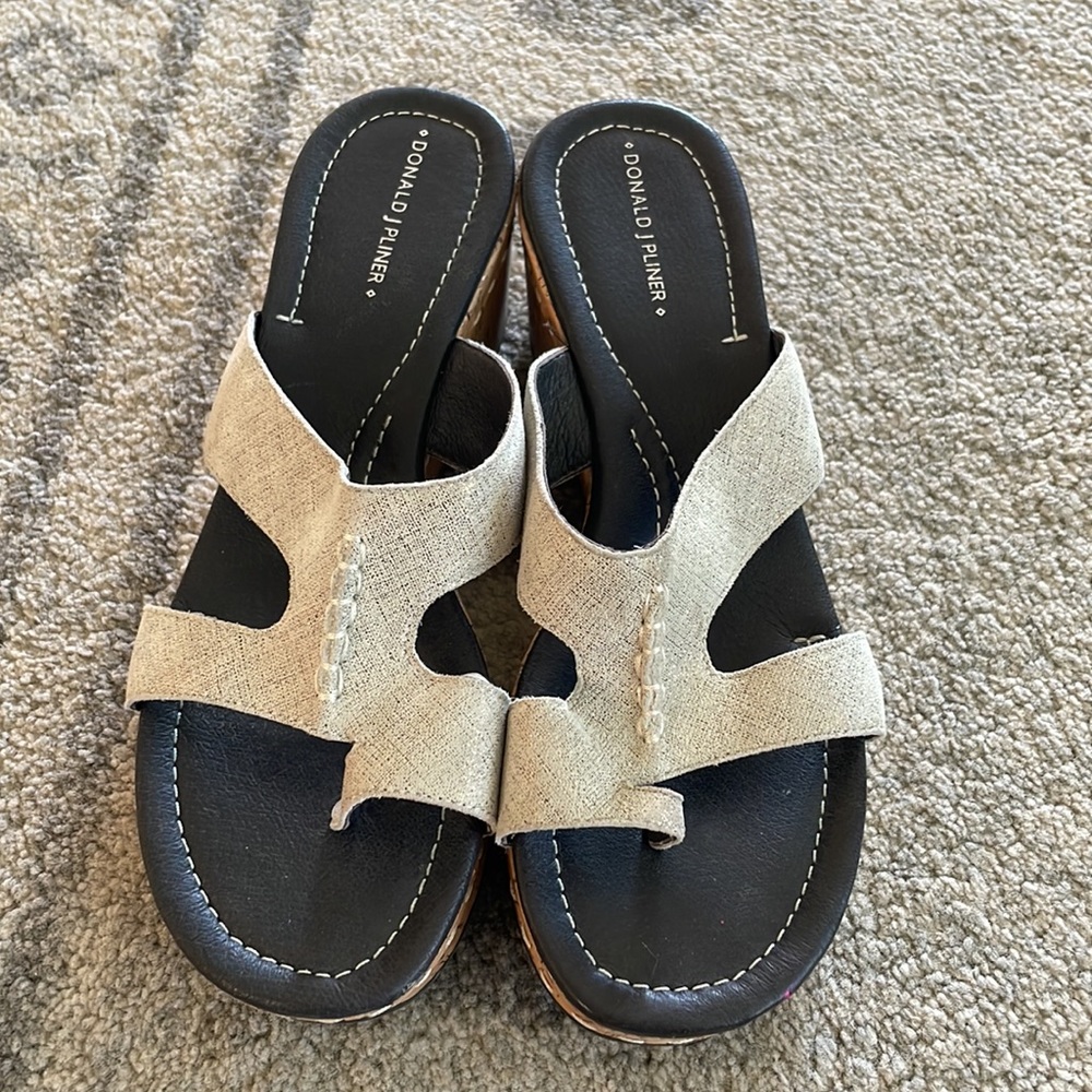 Donald J. Pliner Shelee Slide Metallic Cream Cork Wedge Toe Loop Size 10M EUC